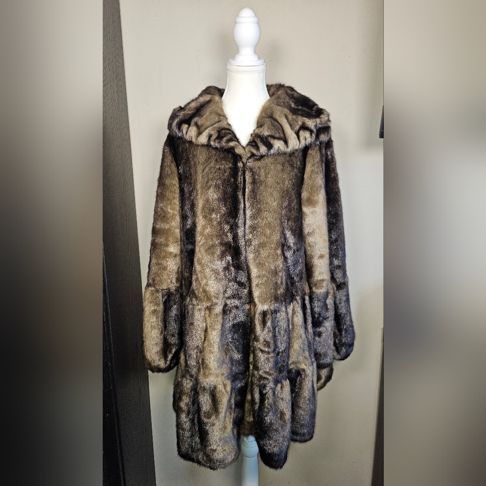 Beautiful Womens Medium Brown Soft Faux Fur Long Evening Coat Jacket Like New